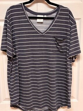 Loanna Women's 2X Striped V-Neck Pocket T-Shirt
